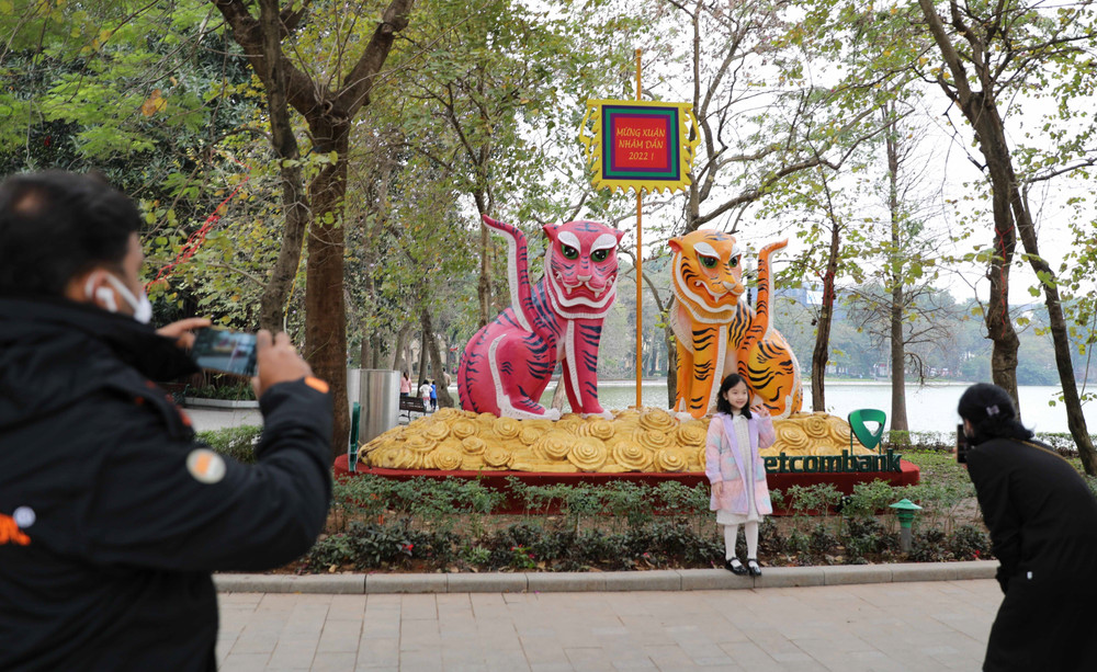 [Photo] Người dân Thủ đô du Xuân không quên thông điệp 5K ảnh 8