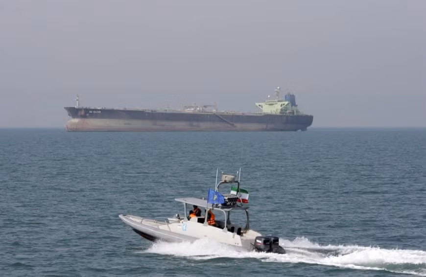 Iran yêu cầu tàu chiến Mỹ giữ khoảng cách với tàu của IRGC ảnh 1
