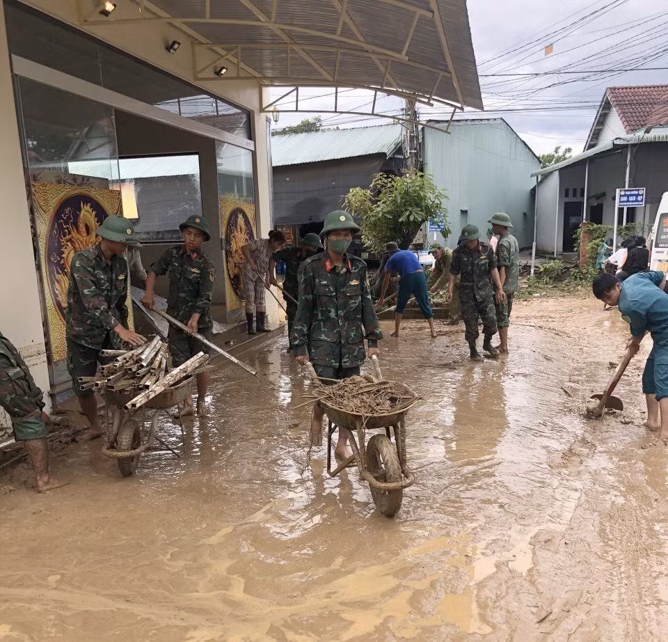 Kon Tum hỗ trợ người dân vùng mưa lũ sớm ổn định cuộc sống ảnh 2