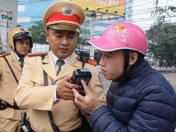 Cảnh sát giao thông Hà Nội xử lý các “ma men” sau tay lái ảnh 1