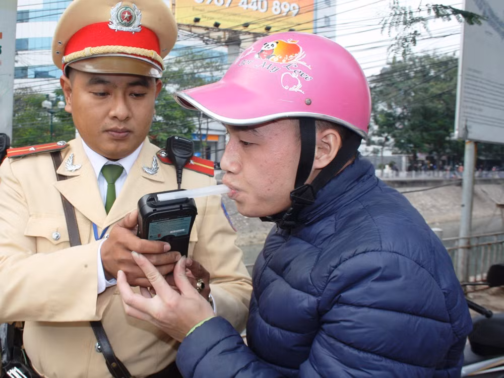 Cảnh sát giao thông Hà Nội xử lý các “ma men” sau tay lái ảnh 5