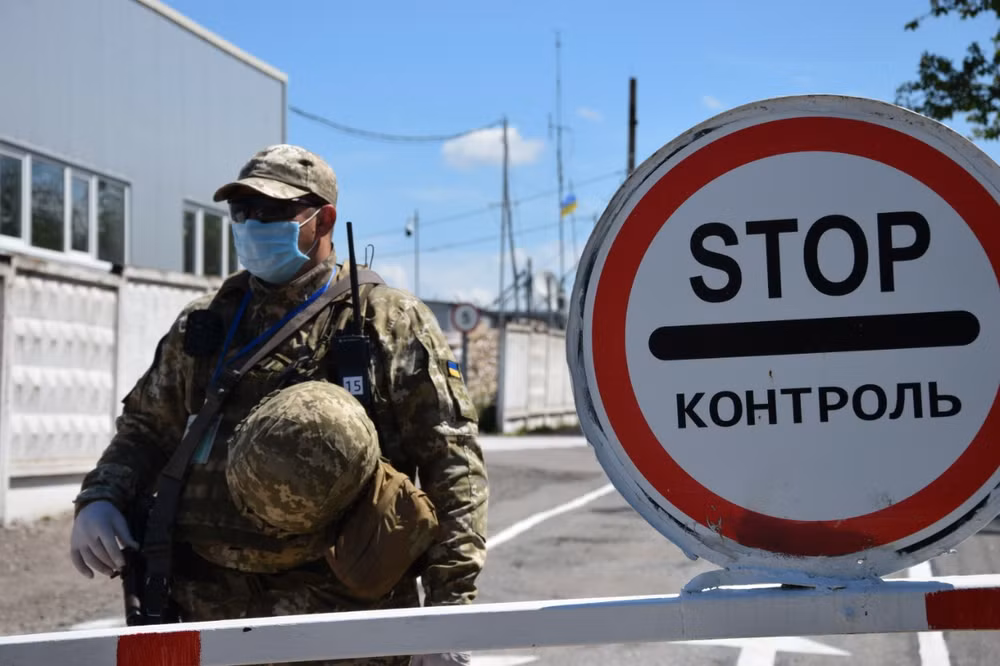Ukraine tạm đóng cửa một chốt kiểm soát ở khu vực Đông Donbass ảnh 1