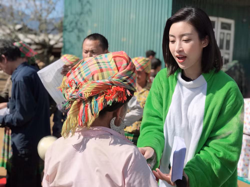'Bà già Noel' Mỹ Linh đem Giáng sinh đặc biệt đến với người dân Cu Vai ảnh 7