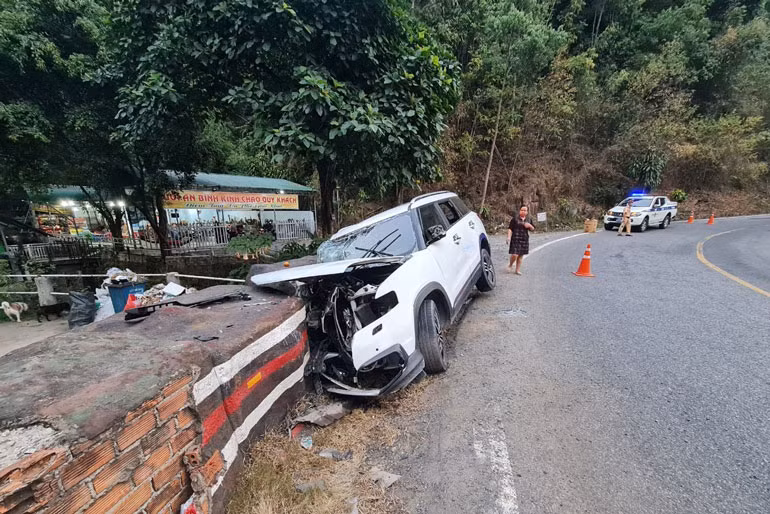 Ôtô mất lái trên đèo Bảo Lộc, một người chết, ba người bị thương nặng ảnh 1