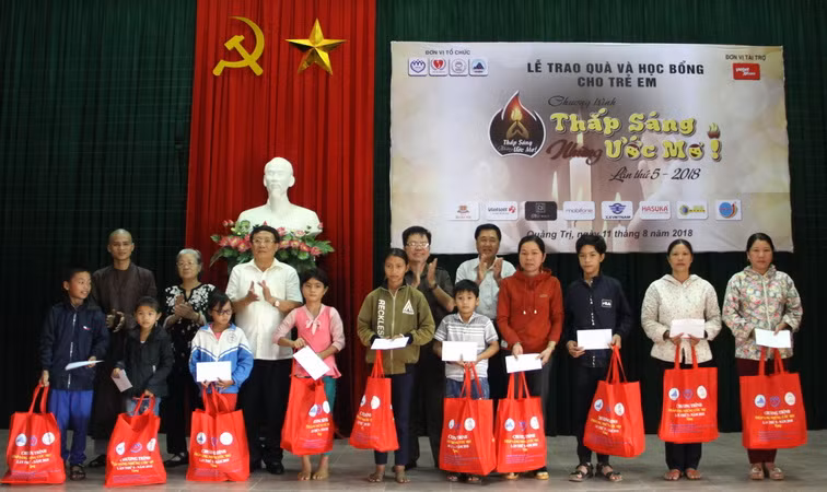 Tặng 100 suất học bổng cho học sinh nghèo, mồ côi, vượt khó học giỏi ảnh 1