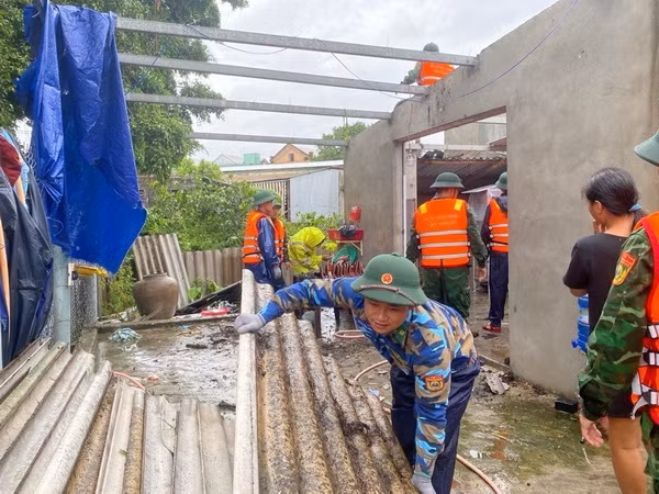 Mưa lớn và dông lốc làm nhiều ngôi nhà bị tốc mái ở Thừa Thiên-Huế ảnh 1