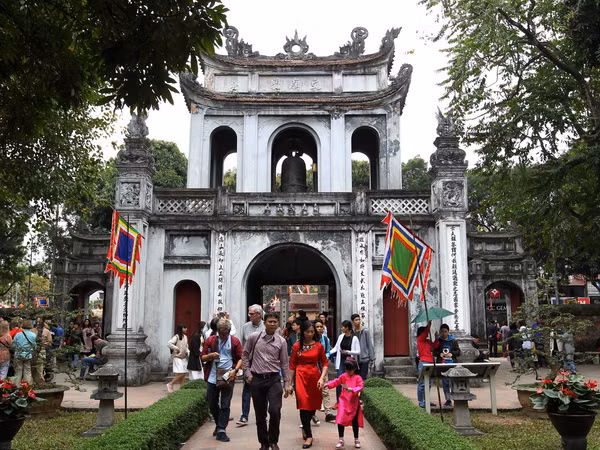 Liên tiếp các vụ lừa đảo, ép giá khách du lịch nước ngoài tại Hà Nội ảnh 1
