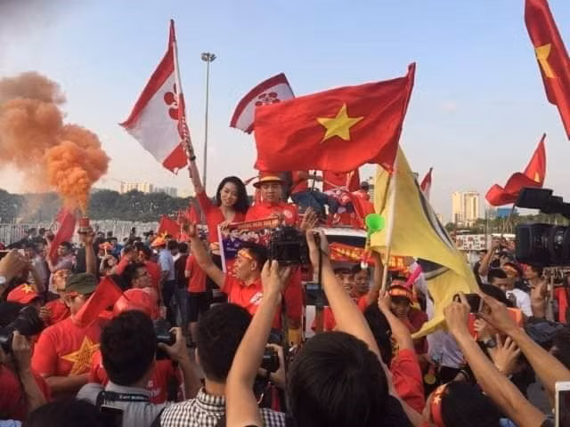 Người hâm mộ "truyền lửa" cho thầy trò huấn luyện viên Park Hang-seo ảnh 2