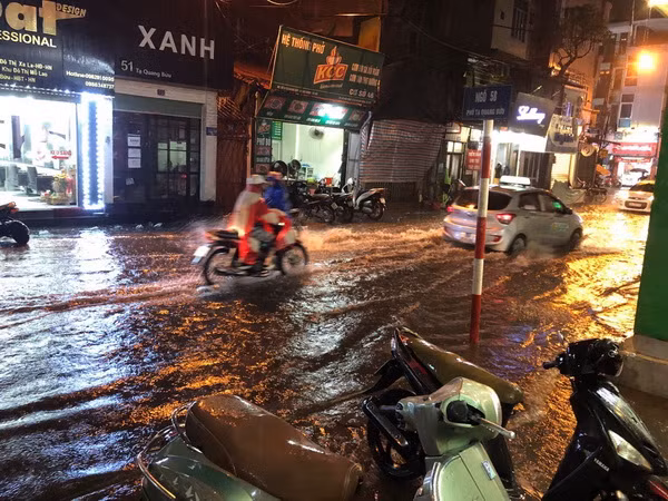 Áp thấp nhiệt đới trên Biển Đông, dự báo gió giật cấp 9, Hà Nội có mưa ảnh 2