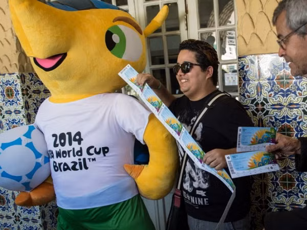 Quan chức Argentina thừa nhận bán vé "thừa" tại World Cup ảnh 1