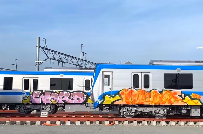 Hai đoàn tàu metro số 1 bị vẽ bậy đã được phục hồi nguyên trạng ảnh 1