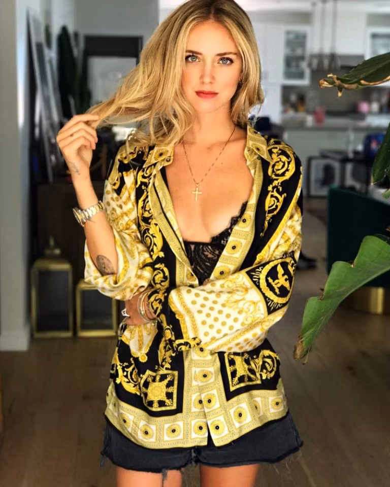 J. Lopez, Hoàng Thùy Linh tỏa sắc kiêu kỳ với thiết kế của Versace ảnh 6