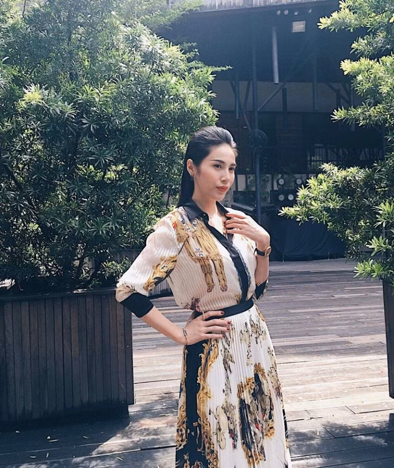 J. Lopez, Hoàng Thùy Linh tỏa sắc kiêu kỳ với thiết kế của Versace ảnh 18
