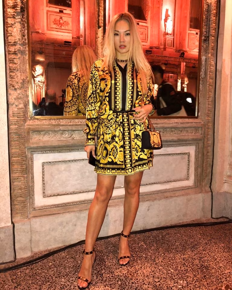 J. Lopez, Hoàng Thùy Linh tỏa sắc kiêu kỳ với thiết kế của Versace ảnh 8