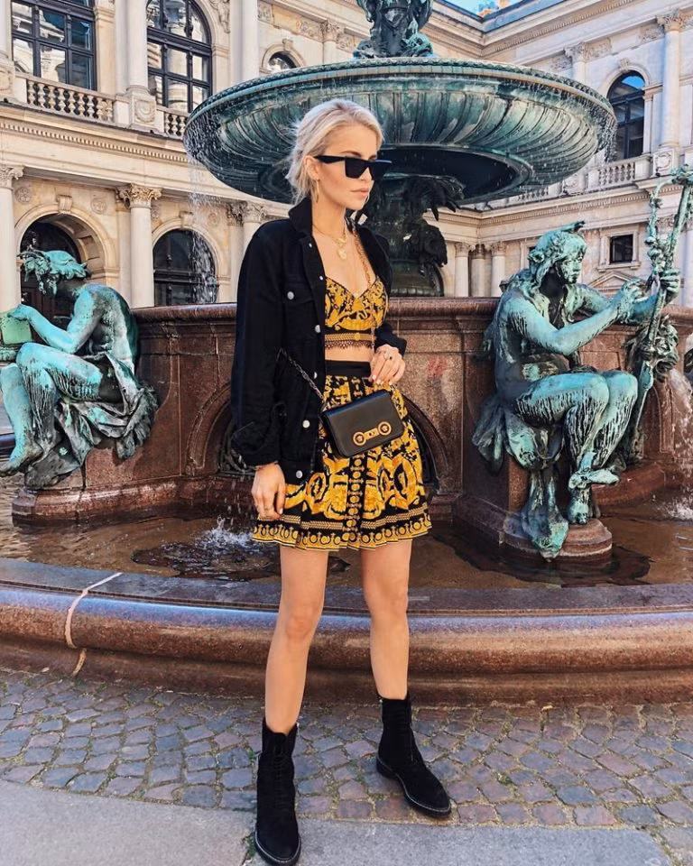J. Lopez, Hoàng Thùy Linh tỏa sắc kiêu kỳ với thiết kế của Versace ảnh 14