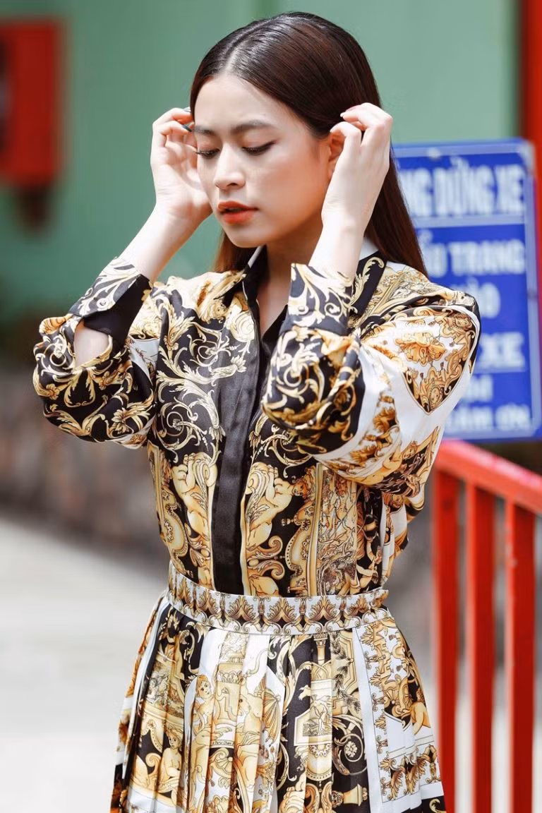 J. Lopez, Hoàng Thùy Linh tỏa sắc kiêu kỳ với thiết kế của Versace ảnh 16