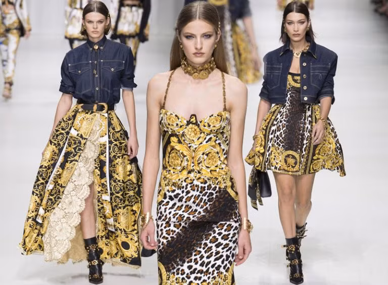 J. Lopez, Hoàng Thùy Linh tỏa sắc kiêu kỳ với thiết kế của Versace ảnh 21