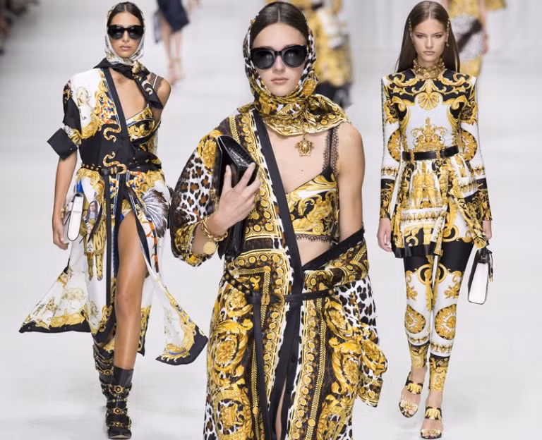 J. Lopez, Hoàng Thùy Linh tỏa sắc kiêu kỳ với thiết kế của Versace ảnh 20