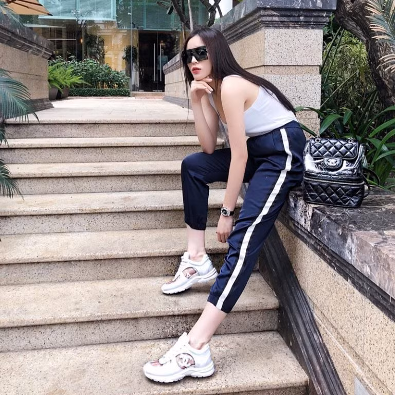 Mỹ nhân Việt và trang phục đẹp như mơ trong chuyến du lịch ngày hè ảnh 8