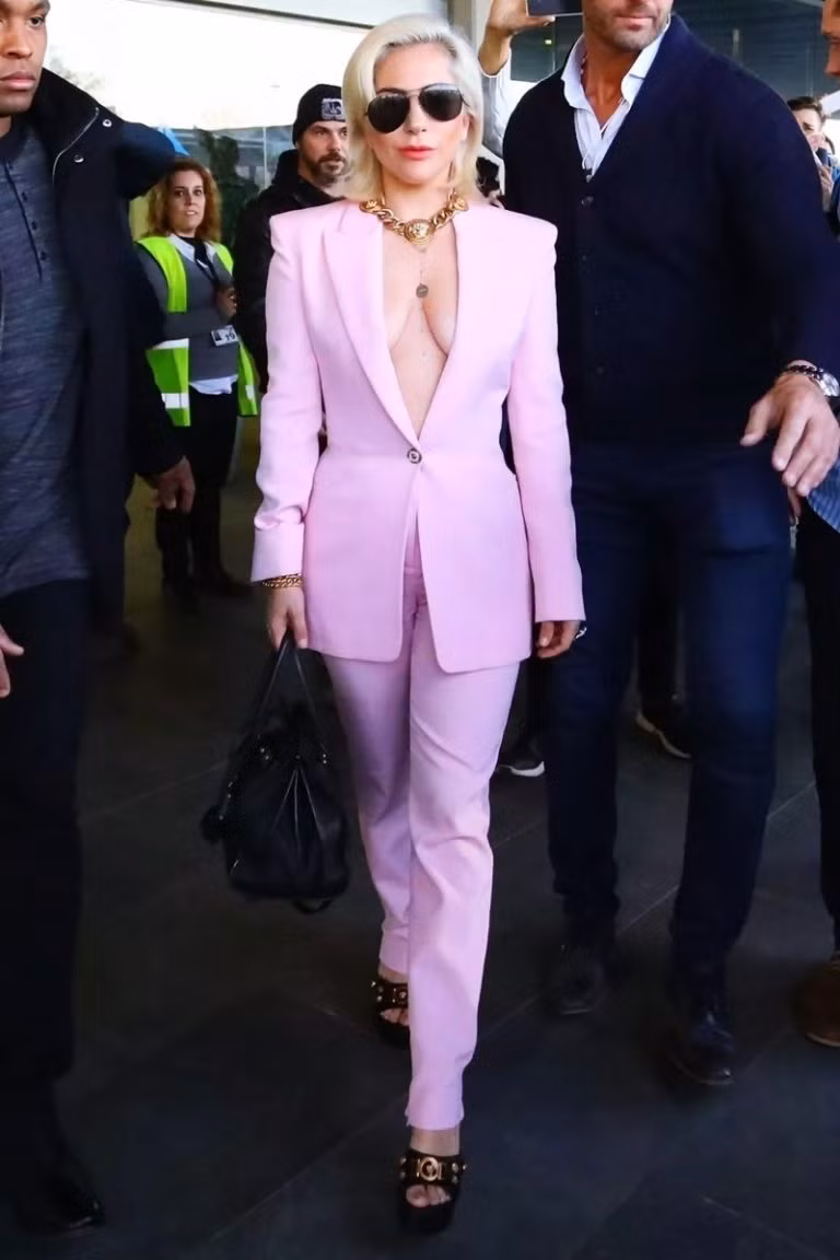 Không còn chiêu trò quái dị, Lady Gaga lột xác thành quý cô sang chảnh ảnh 6