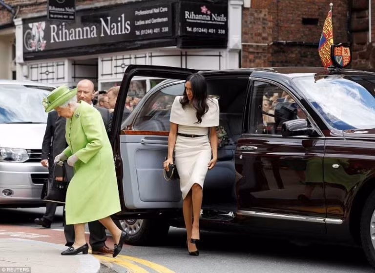 Meghan Markle tiếp tục “đốn tim” với thiết kế của Givenchy ảnh 1