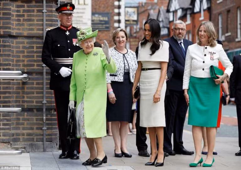 Meghan Markle tiếp tục “đốn tim” với thiết kế của Givenchy ảnh 2