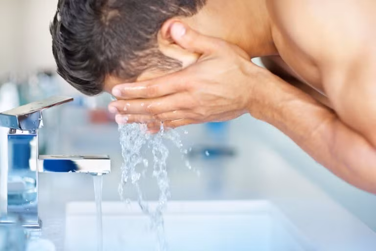 Quy trình chăm sóc da mặt đơn giản giúp các chàng “trẻ mãi không già” ảnh 1