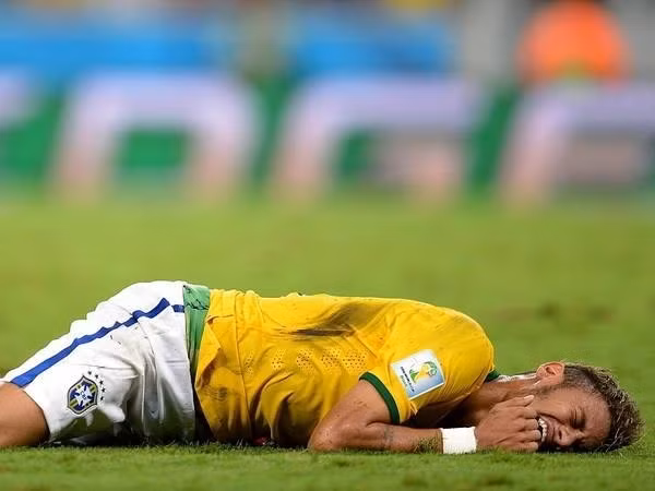 [Video] Bé gái khóc mếu máo khi chứng kiến Neymar nằm cáng ảnh 1