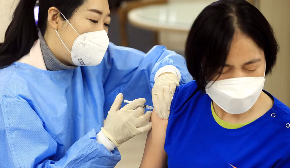 Hàn Quốc cải tiến ống tiêm tiết kiệm vắcxin, Mỹ dùng vắcxin Johnson ảnh 1