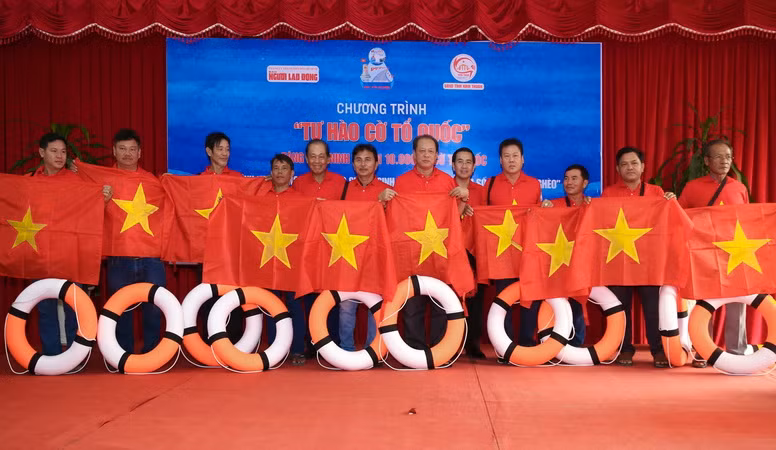 Trao tặng 10 ngàn lá cờ Tổ quốc cho ngư dân Ninh Thuận ảnh 1