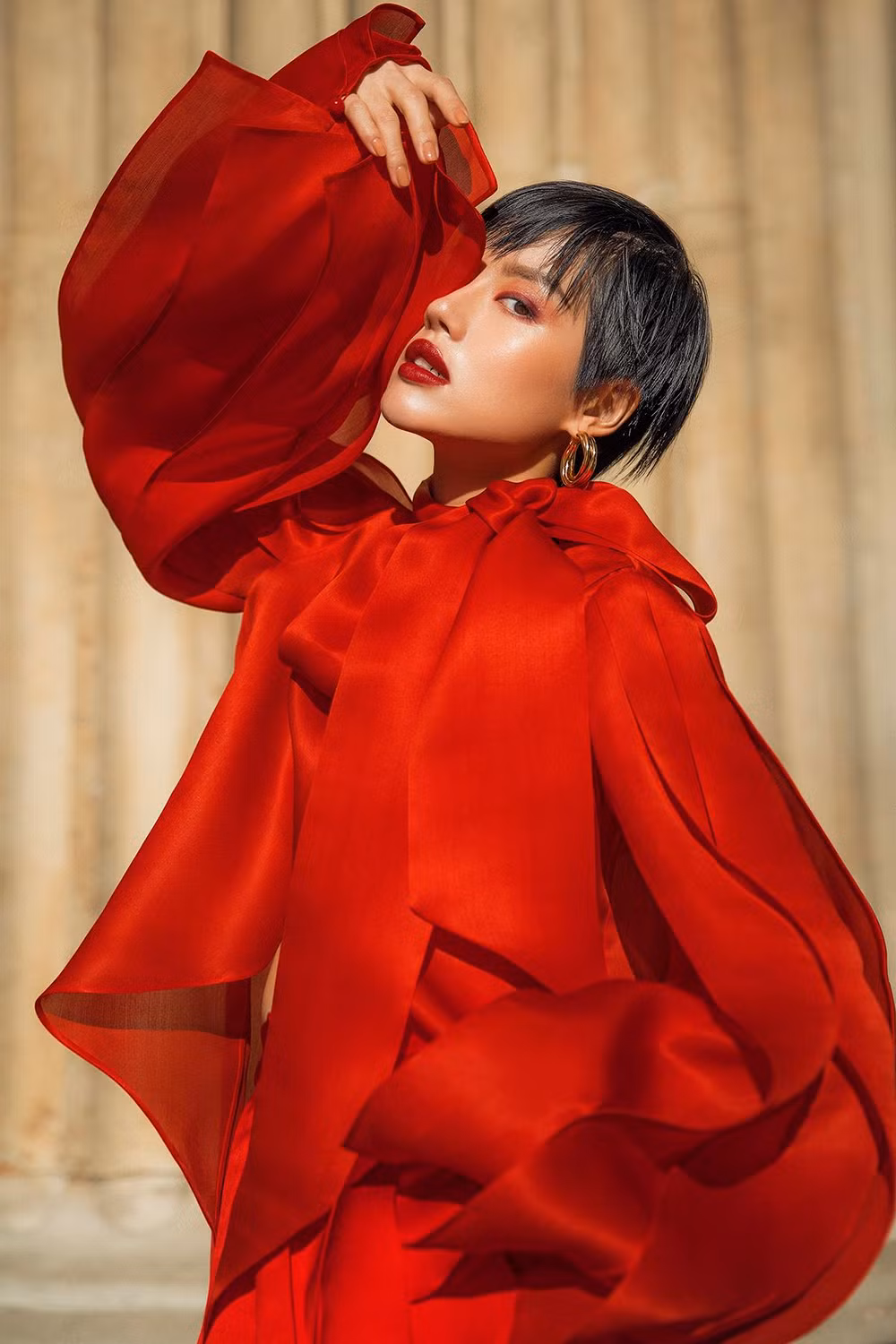 Trần Hùng mang nhung lụa Việt lên sàn diễn London Fashion Week 2019 ảnh 5