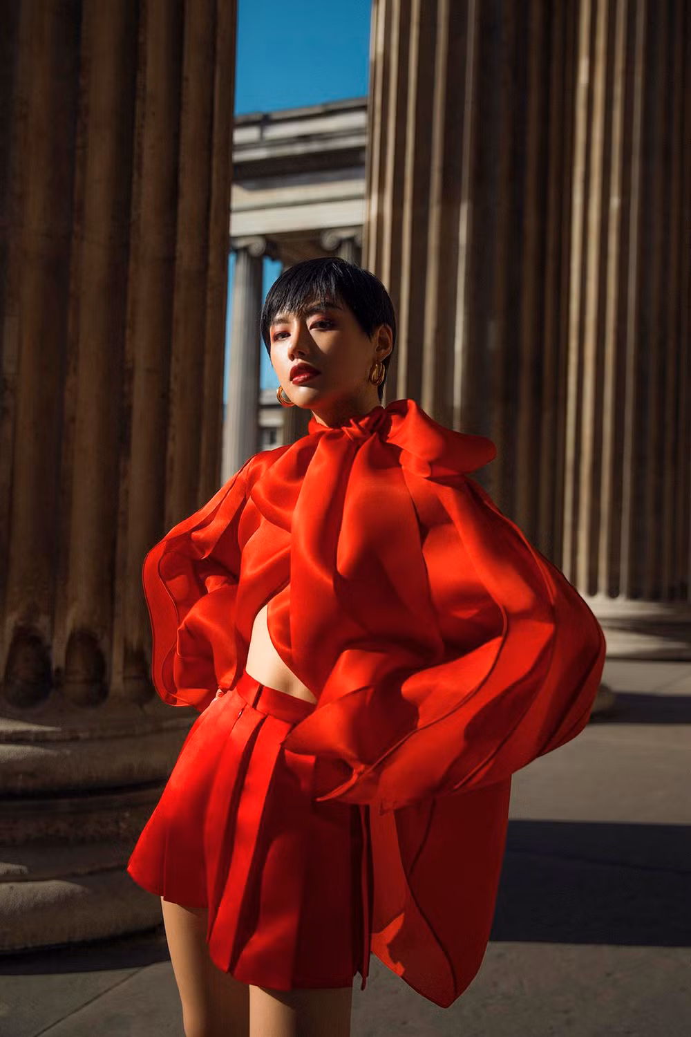 Trần Hùng mang nhung lụa Việt lên sàn diễn London Fashion Week 2019 ảnh 3