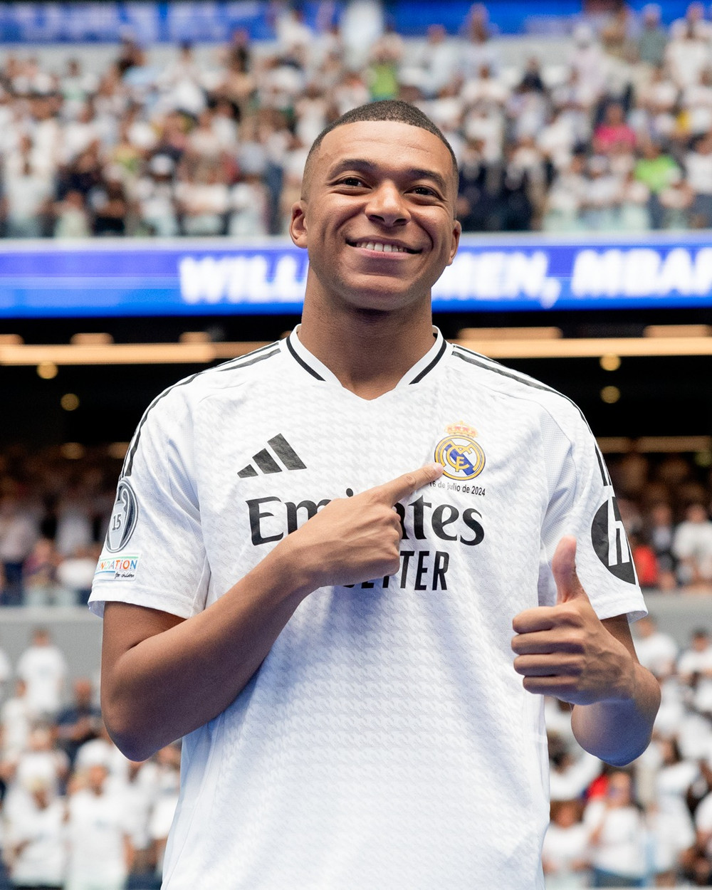 Mbappe ra mắt Real Madrid và cử chỉ gây sốt trước hàng vạn khán giả | Vietnam+ (VietnamPlus)