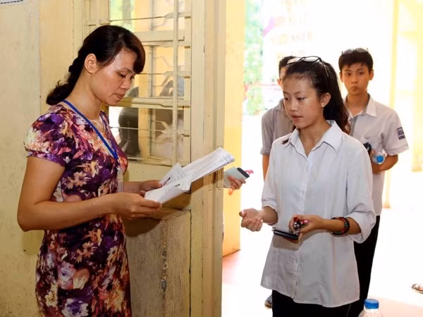 Tuyển sinh vào lớp 10: Hà Nội sẽ bỏ phương án thi bài thi tổ hợp? ảnh 1