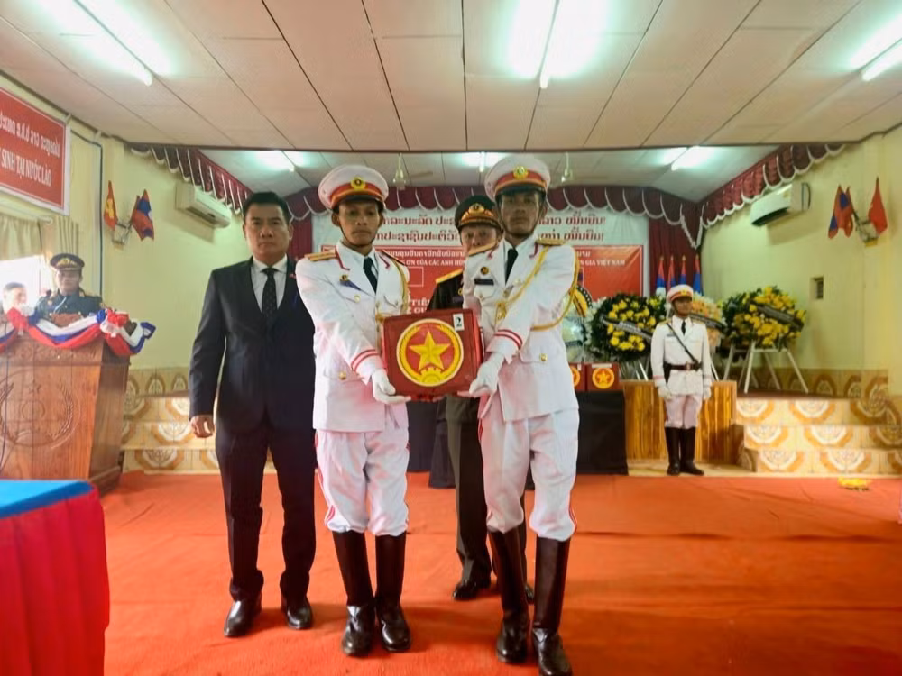ttxvn_hoi_huong_hai_cot_cac_liet_si_hi_sinh_tai_nam_lao_3005-2.jpg