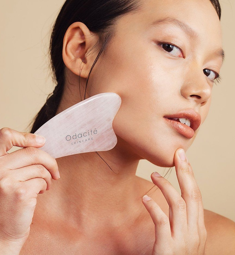 Massage mặt bằng đá gua sha để chống lão hóa và giảm căng thẳng ảnh 2