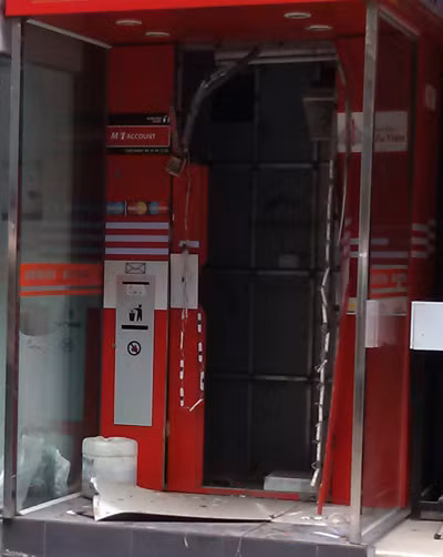 Cây ATM ở phố Giảng Võ, Hà Nội bị kẻ gian phá tung ảnh 2