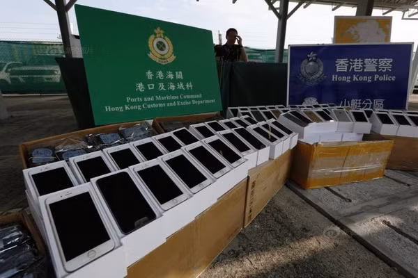 Cảnh sát Hong Kong bắt vụ buôn lậu hơn 100 chiếc iPhone 6 ảnh 1