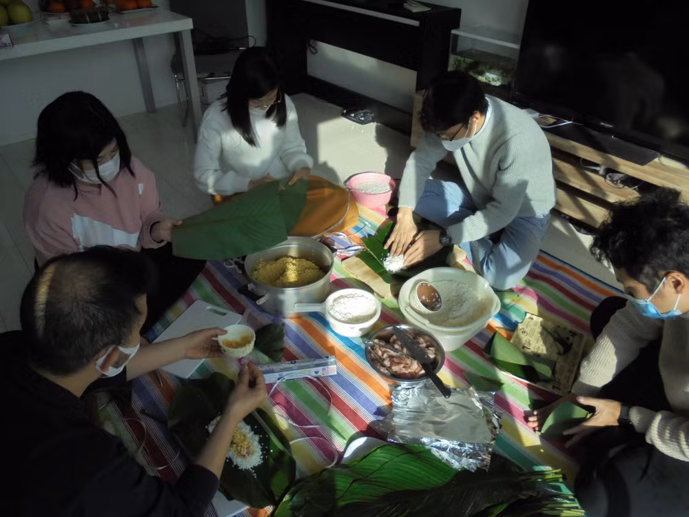 Tết gắn kết của các gia đình trẻ người Việt ở đất nước Mặt trời mọc ảnh 1