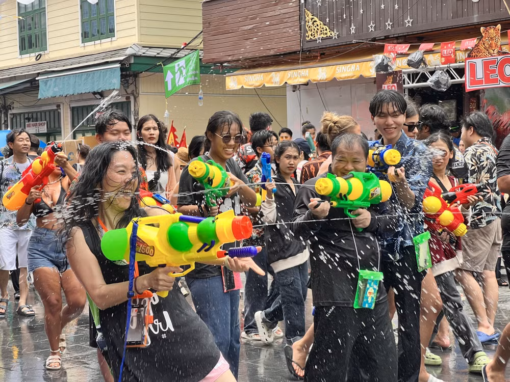 Tưng bừng lễ hội Songkran tại phố Tây Khao San ở thủ đô Thái Lan ảnh 2