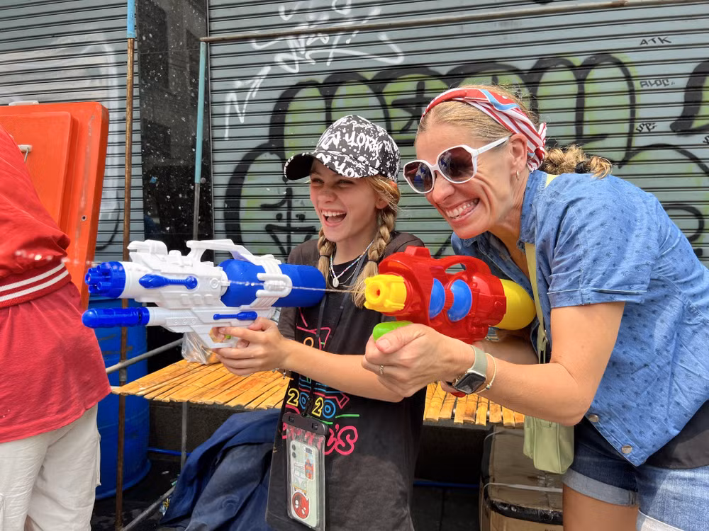 Tưng bừng lễ hội Songkran tại phố Tây Khao San ở thủ đô Thái Lan ảnh 3