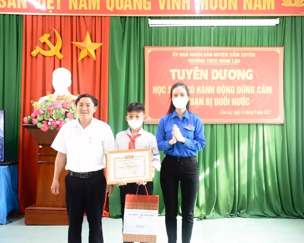 Tuyên dương học sinh lớp 8 dũng cảm cứu 2 bạn nhỏ khỏi đuối nước ảnh 1