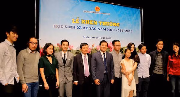 Thế hệ trẻ người Việt tại Séc tiếp nối truyền thống tôn sư trọng đạo ảnh 1
