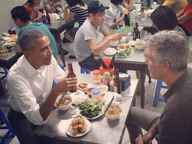 Khách nước ngoài đua nhau tới quán bún chả từng đón ông Obama ảnh 1