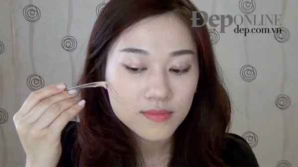 Các bước trang điểm đơn giản để hóa thân thành ma nữ ngày Halloween ảnh 7
