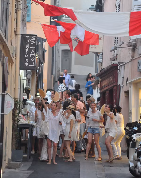 Và Thượng đế đã tạo ra Saint Tropez... nơi EURO không tồn tại ảnh 3