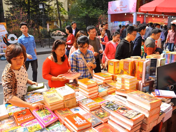 Hà Nội: Doanh thu Phố sách Xuân Đinh Dậu 2017 đạt trên 7 tỷ đồng ảnh 1