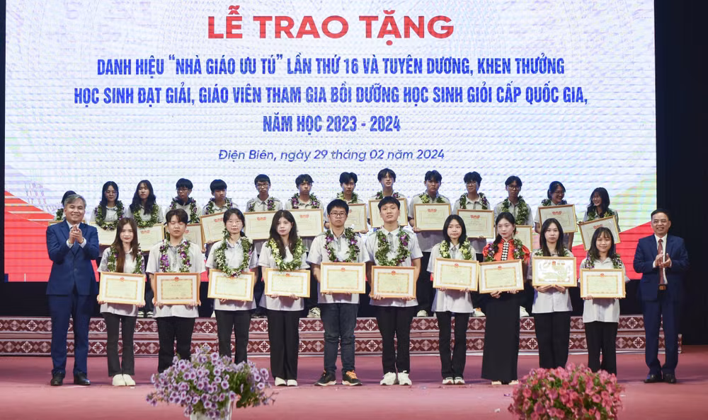 vna_potal_dien_bien_trao_tang_danh_hieu_“nha_giao_uu_tu”_va_tuyen_duong_khen_thuong_hoc_sinh_gioi_quoc_gia__7247983.jpg