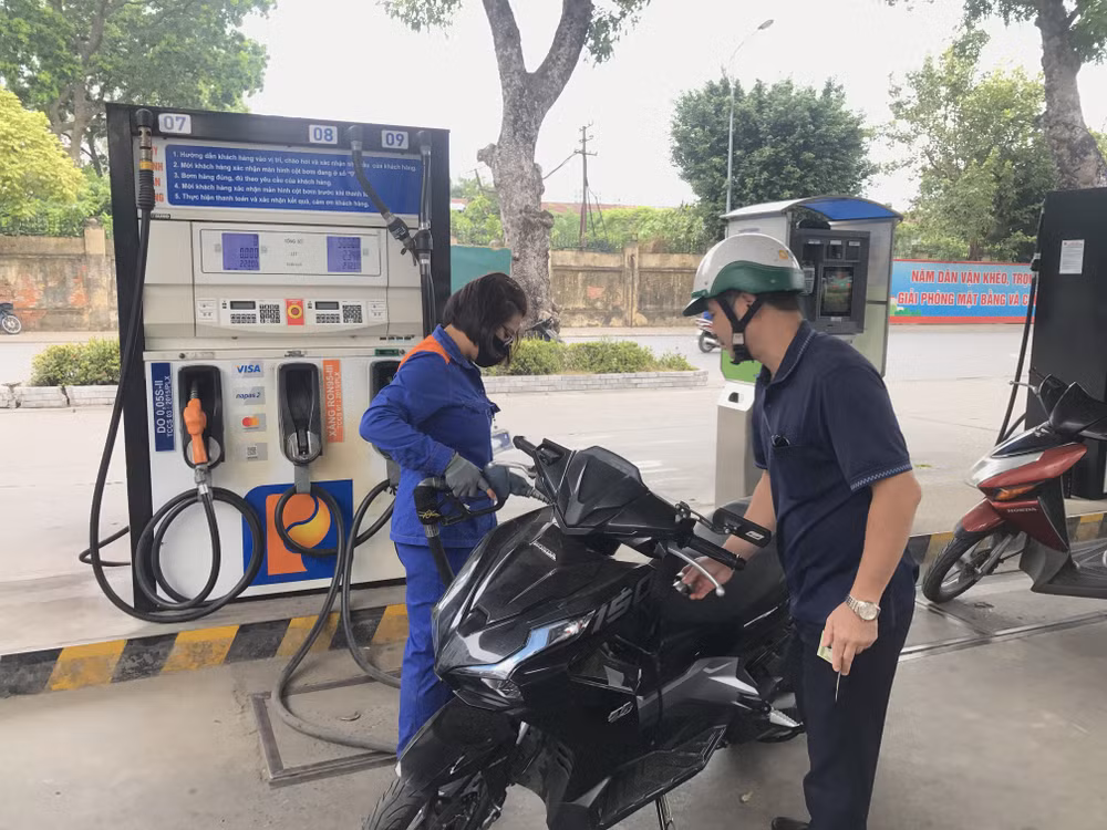 Làm gì để kìm đà tăng giá xăng của những tháng cuối năm? ảnh 1