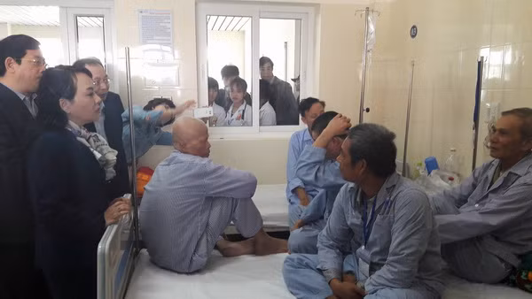 Bệnh nhân tố với Bộ trưởng Y tế về nhiều khoản chi “khó nói” ảnh 1